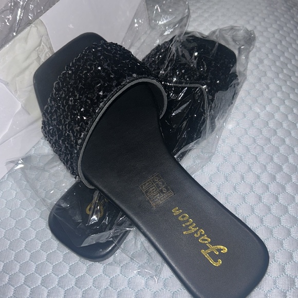 Brand new!! Selling because I got the wrong size and couldn’t return them - Picture 2 of 3